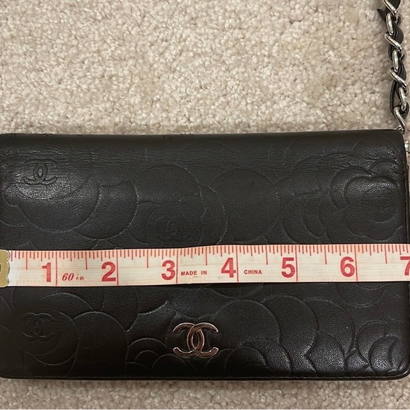 Vintage Chanel camellia lambskin wallet with chain - Picture 13 of 16
